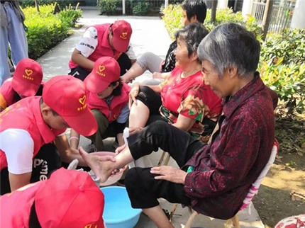 志愿者为老人洗脚